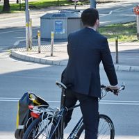 Los ciclistas que cruzan un paso de peatones subidos en la bici se enfrentan a multas de hasta 200 euros