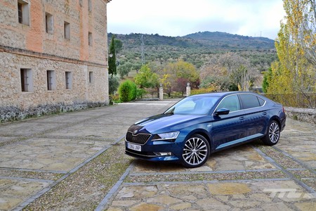 Probamos el Škoda Superb L&K: el lujo del segmento E a precio de generalista