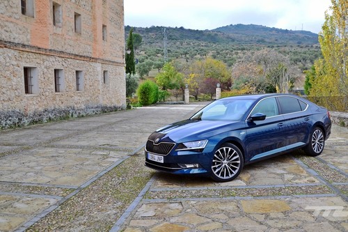 Probamos el Škoda Superb L&K: el lujo del segmento E a precio de generalista