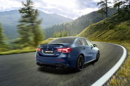 El Mercedes-AMG A 35 L 4Matic es una versión de batalla larga de esta berlina deportiva, sólo para China
