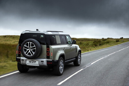 Land Rover Defender P400e: el mítico todoterreno es ahora un híbrido enchufable con 404 CV y etiqueta CERO desde 74.200 euros