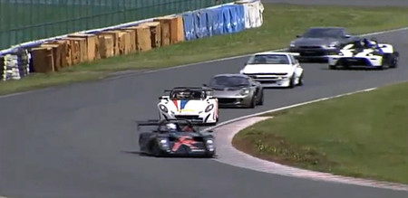 Godzilla se enfrenta a coches de trackday
