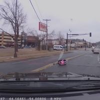 Una niña se cae del coche en marcha en plena calle: la importancia de fijar correctamente la silla del bebé