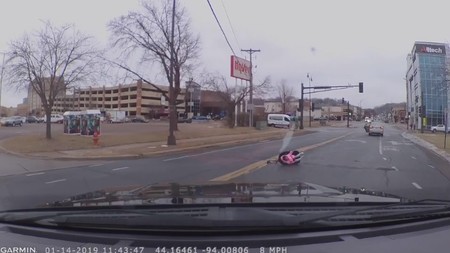 Una niña se cae del coche en marcha en plena calle: la importancia de fijar correctamente la silla del bebé