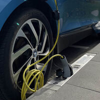 No hay garaje para tanto coche eléctrico. La solución a los apaños caseros podría ser enchufarlos al bordillo 