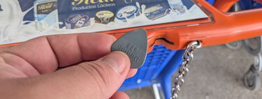 Acabo de descubrir que no necesitas una moneda para coger el carrito en el supermercado: vale con una púa