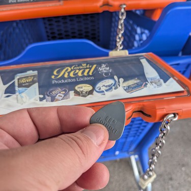 Tengo 41 años y acabo de descubrir que no necesito una moneda para coger el carrito en el hipermercado: vale con este objeto