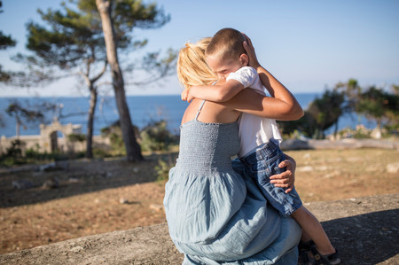 Madre Abraza A Su Hijo