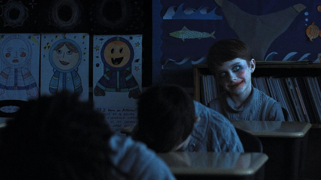 Pausa Weapons a la hora con 53 minutos y 59 segundos, y descubrirás una referencia a la mejor película de horror de todos los tiempos 