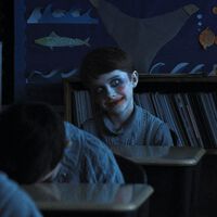 Pausa Weapons a la hora con 53 minutos y 59 segundos, y descubrirás una referencia a la mejor película de horror de todos los tiempos 