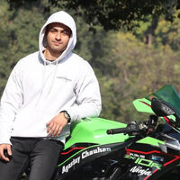 La moto está dejando de ser un símbolo juvenil: los chavales prefieren antes un patinete eléctrico o una bici 