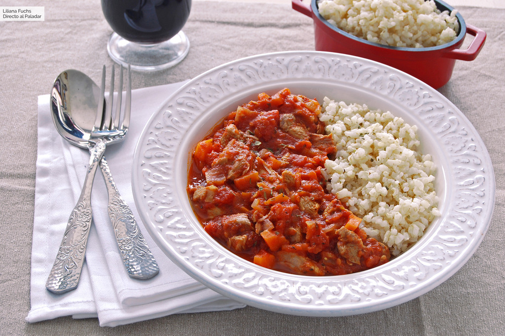 Pavo con tomate guisado en cocotte al horno. Receta