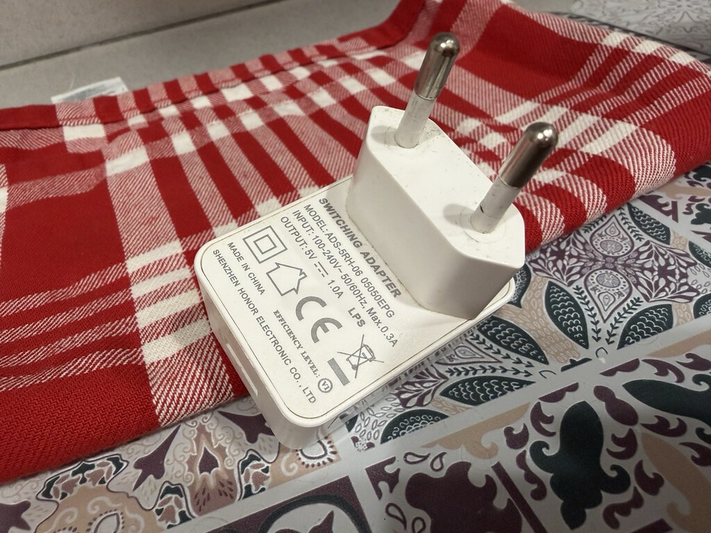 Los cargadores están llenos de símbolos pero muchos no sabemos qué significan: conocerlos puede salvarnos de un susto