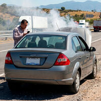 Salí de vacaciones y se me calentó el motor en carretera: qué hacer y qué no para no dañarlo irreversiblemente