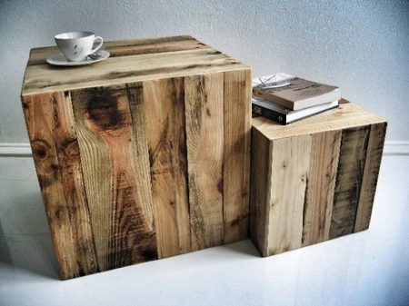 Una buena idea: usar cubos de madera como muebles auxiliares