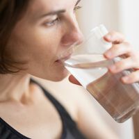 Nos han repetido que beber agua en ayunas ayuda a adelgazar. La evidencia científica dice lo contrario