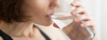 Beber agua en ayunas es uno de los métodos más difundidos para perder peso rápidamente. Es una completa leyenda