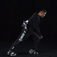 Los repartidores de China están utilizando exoesqueletos que cargan hasta 50 kg para llegar donde las motos y bicis no pueden