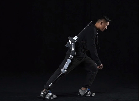 Los repartidores de China están utilizando exoesqueletos que cargan hasta 50 kg para llegar donde las motos y bicis no pueden