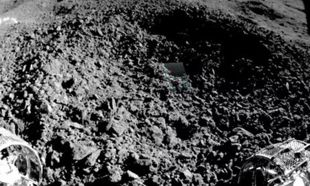 La primera imagen en la que podemos ver del material "similar a un gel" hallado en la cara oculta de la Luna