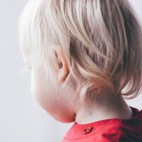 El niño tiene orejas de soplillo, un problema estético frecuente en la infancia 