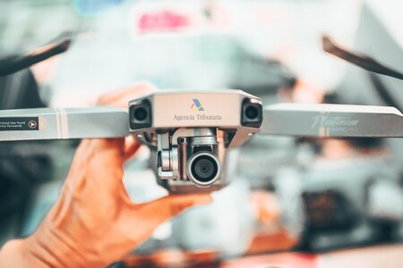 Todo lo que usa la Agencia Tributaria para saber si vives en España aunque lo niegues: desde el consumo eléctrico hasta Instagram