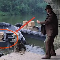 Se você pausar Indiana Jones e a Última Cruzada em 1:03:01, verá alguém da equipe de filmagem ajudando ele e seu pai 