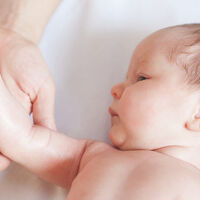 Cómo cuidar la delicada piel de tu bebé recién nacido 