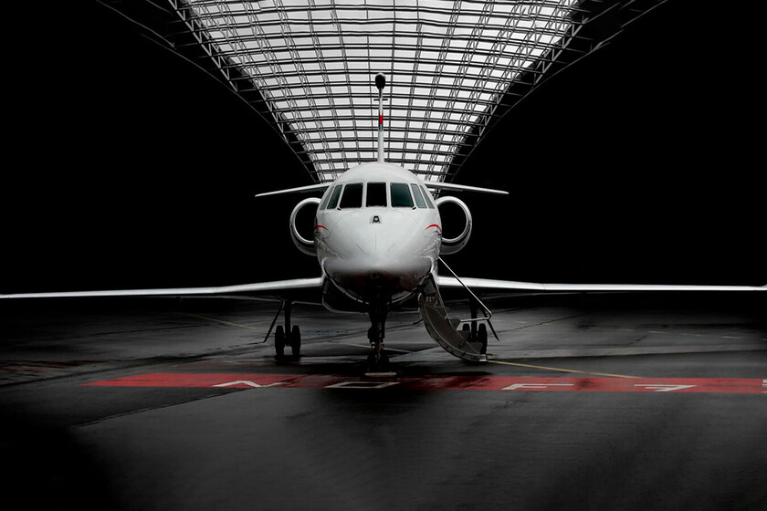 Los jets privados y los viajeros premium contaminan mucho, así que España ya planea qué hacer con ellos: cobrarles mucho más