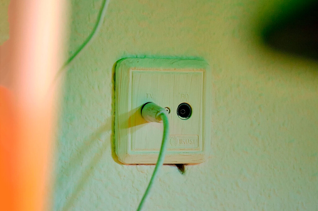 La solución inesperada a tus problemas de WiFi está en la pared de tu casa: así se transforma una simple toma de antena en red Ethernet 
