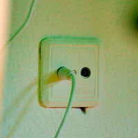 La solución a nuestros eternos problemas de WiFi estaba en casa y no lo sabíamos: internet por cable con una simple toma de antena 
