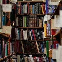 Anthropic destruyó millones de libros para entrenar a su IA. Según un juez, esa es la forma perfecta de sacar partido al "uso justo"