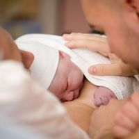 El apellido del padre dejará de tener preferencia para los recién nacidos en España a partir del 30 de junio
