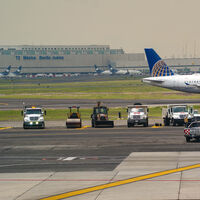 Qué hay de nuevo entre los taxistas del AICM y los conductores de Uber y DiDi: la Marina busca "término medio" y los usuarios esperan transporte por horas