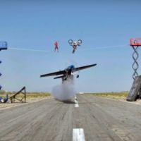 Avión de acrobacias + funambulista + backflip en moto. ¿Ha llegado el Circo del Sol?