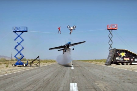 Avión de acrobacias + funambulista + backflip en moto. ¿Ha llegado el Circo del Sol?