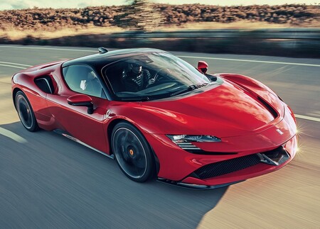 Ferrari lanzará su primer auto eléctrico antes de terminar la década, además de otros híbridos