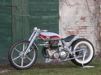 Triumph Hot Rod por Ricardo Totti