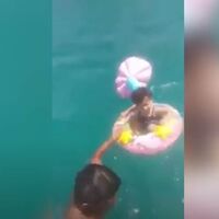 Una bebé de un año es rescatada a un kilómetro y medio de la playa mientras navegaba sola a bordo de una barquita hinchable