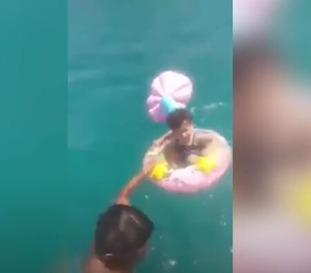 Una bebé de un año es rescatada a un kilómetro y medio de la playa mientras navegaba sola a bordo de una barquita hinchable