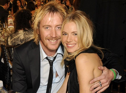 Sienna Miller rompe a través del móvil con su novio