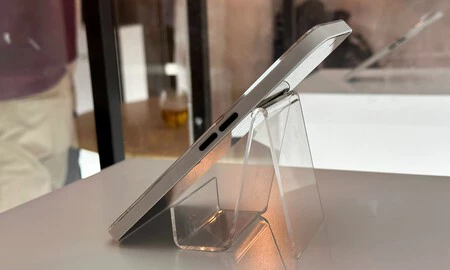 側面の背面に取り付けられる部分が透明なデザインになっており、LEDの光が横からも見えるようになっているのがわかります。