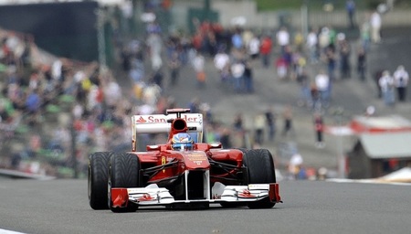 A Fernando Alonso le sonríe la suerte y la irregularidad de sus rivales