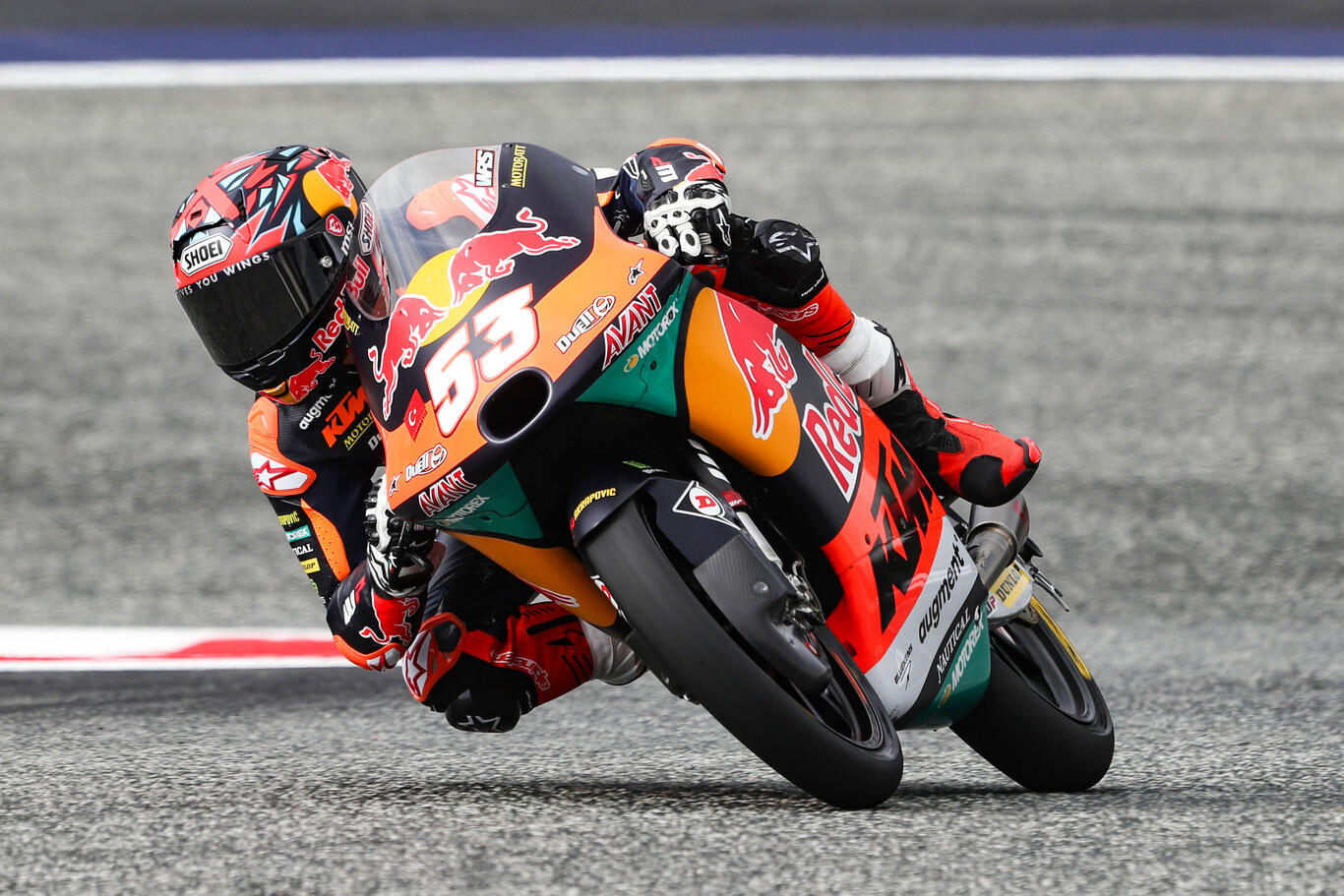¡Milimétrico! Deniz Öncü pesca en río revuelto su segunda victoria en Moto3 por solo cinco milésimas