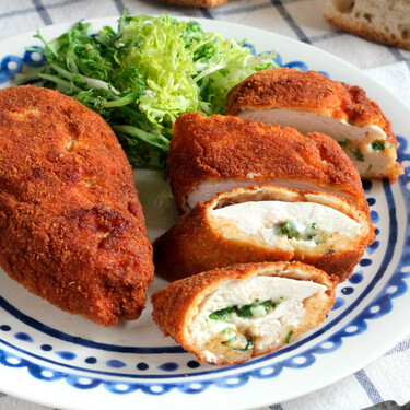 Pollo a la Kiev: receta ultrajugosa de pechugas de pollo rellenas de mantequilla