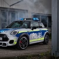 El Mini JCW se viste de policía para demostrar que es mucho más que un divertido auto deportivo