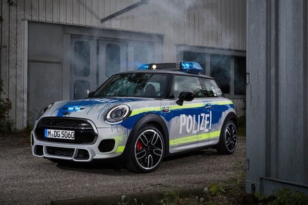 El Mini JCW se viste de policía para demostrar que es mucho más que un divertido auto deportivo