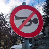 No, no puedes utilizar el claxon cuando quieras: la DGT recuerda cuando se permite y las multas por uso indebido