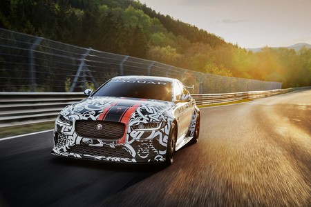 Este Jaguar XE SV Project 8 es el Jaguar de serie más potente de la historia... ¡con 600 CV!