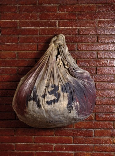 Del objeto a la escultura, la obra de Tàpies llega al Guggenheim de Bilbao